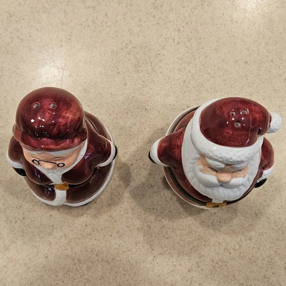 PUBLIX CERAMIC CHRISTMAS HOLIDAY SANTA & MRS CLAUS SALT & PEPPER SHAKERS SET